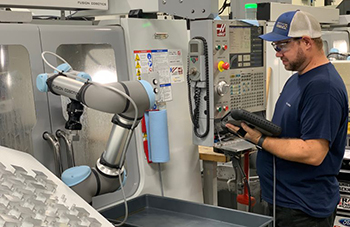 伊利诺斯州芝加哥市的Fusion OEM机加工车间已经部署了UR合作机器人来处理其在熄灯生产中的数控机床。合作机器人使该公司将交货时间缩短了一半，将500个订单的交货时间从6天缩短到3天。