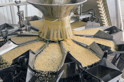 生产意大利面的自动化食品工厂的机器