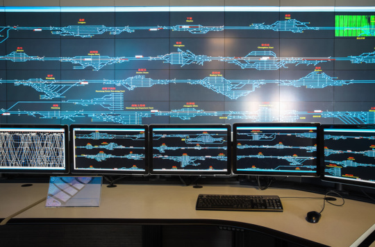 铁路控制室的显示器显示了一个完整的铁路系统。