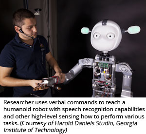 研究人员使用口头命令教具有语音识别能力和其他高级传感的类人机器人如何执行各种任务(由佐治亚理工学院Harold Daniels工作室提供)