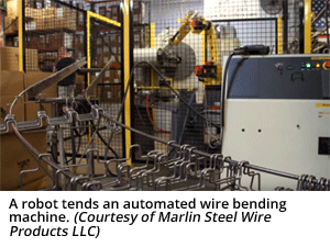 一个机器人在管理一台自动弯丝机。(马林钢丝制品有限责任公司提供)