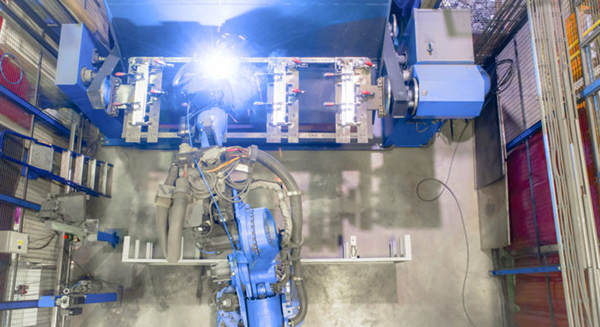 焊接机器人在过程中。现代焊接生产。