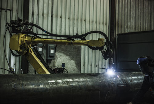 Groupe Grasser的机器人工作单元在公司魁北克工厂对大型工件进行等离子切割和焊接